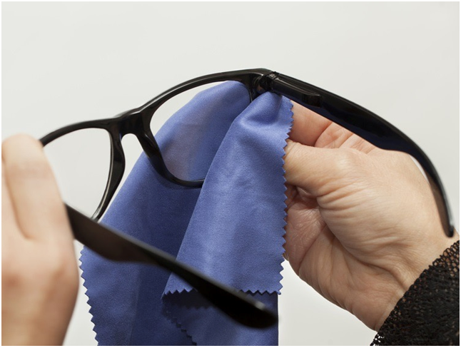 Pour éviter de rayer vos verres, utilisez les essuies à lunettes fournis lors de…
