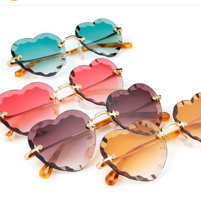 ▪️Chloé Rosie solaire ▪️ Chloé vous offre les audacieuses lunettes de soleil Rosie, dotées…