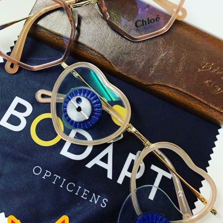 Des lunettes en forme de cœur pour une cliente pleine d’originalité…et d’humour! #chloé #ce2151…